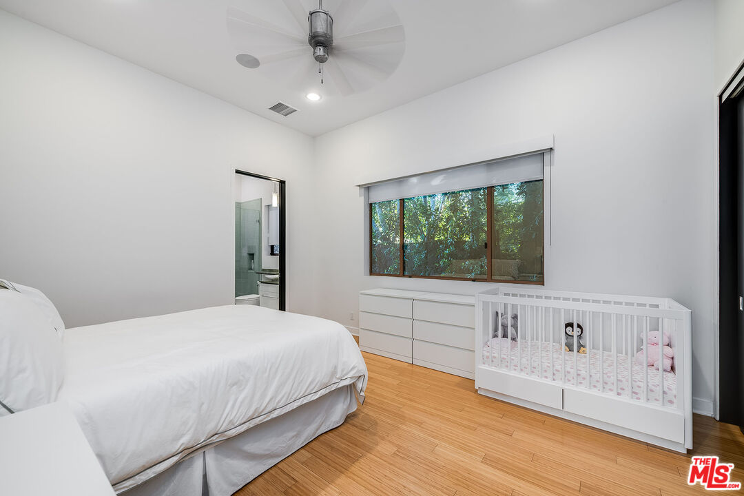 16167 Royal Oak Rd, Encino