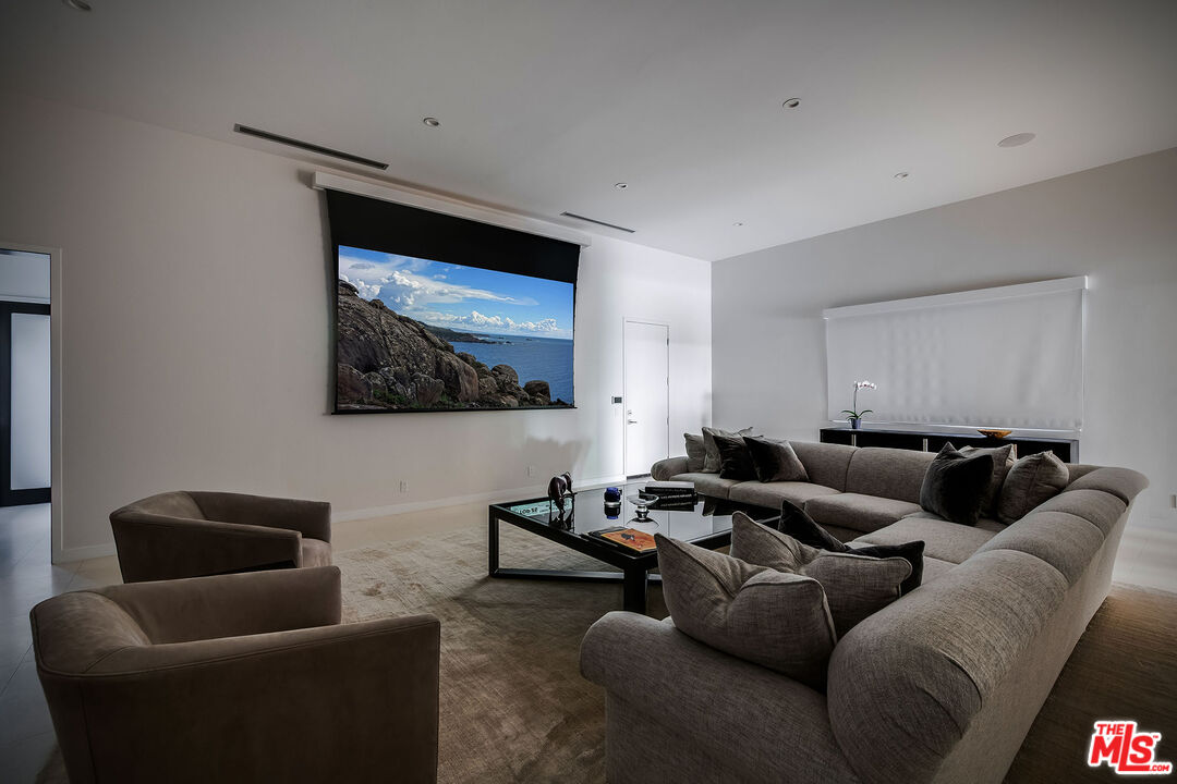 16167 Royal Oak Rd, Encino