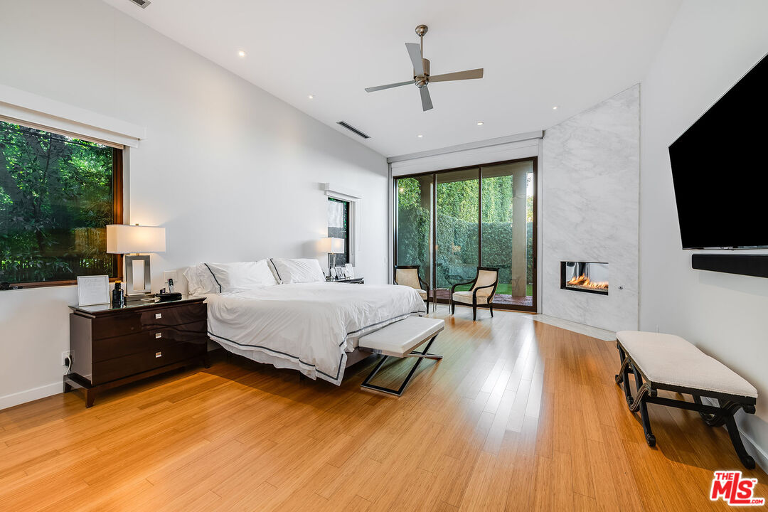 16167 Royal Oak Rd, Encino