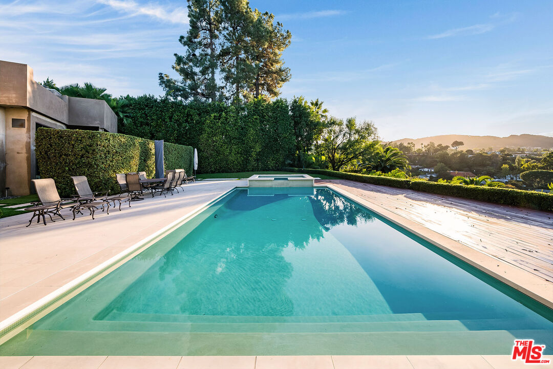 16167 Royal Oak Rd, Encino