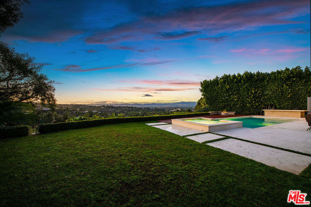 16167 Royal Oak Rd, Encino