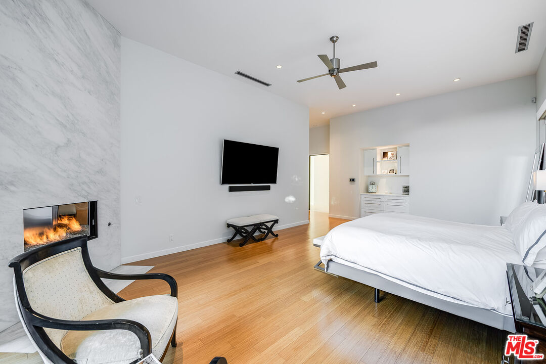 16167 Royal Oak Rd, Encino