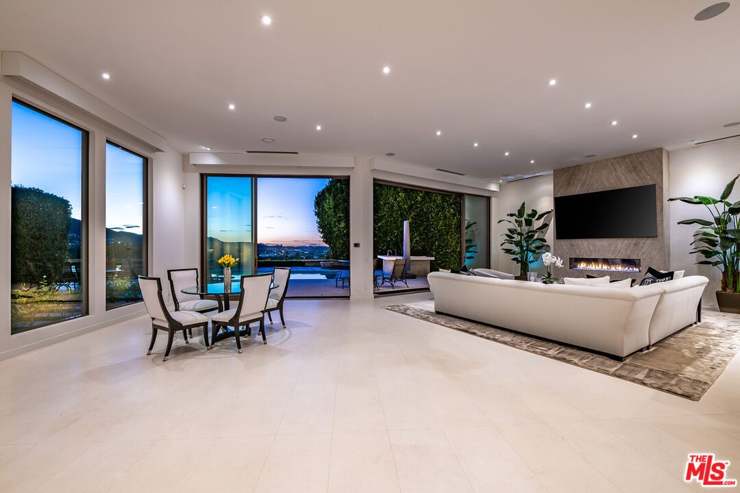 16167 Royal Oak Rd, Encino