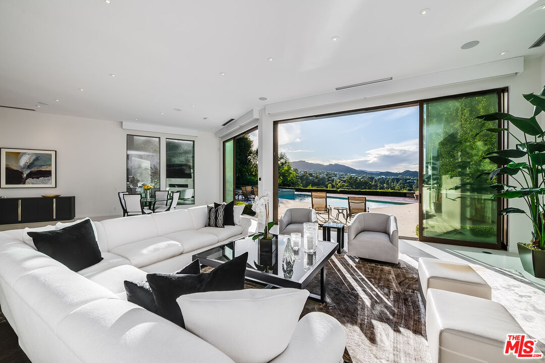 16167 Royal Oak Rd, Encino