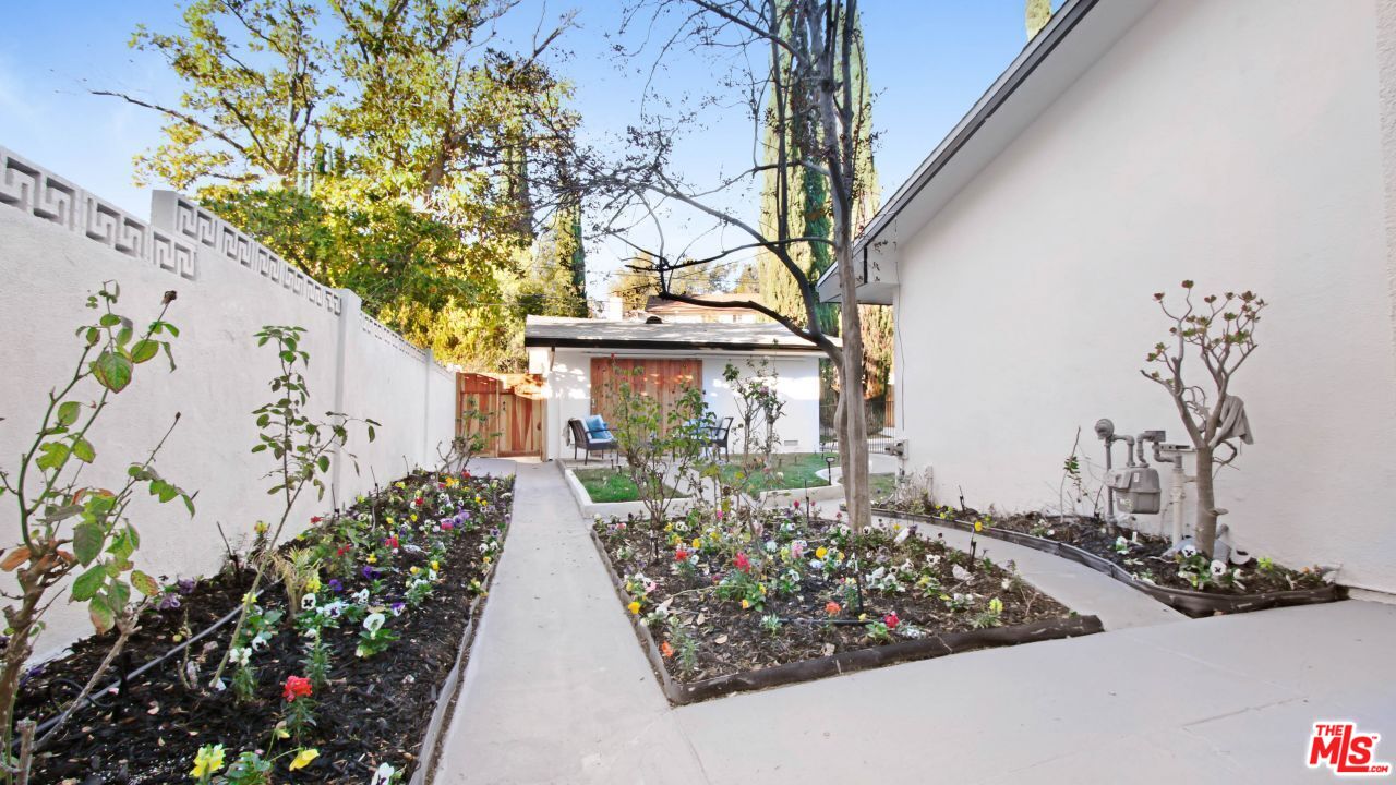 24201 Burbank Blvd, Woodland Hills