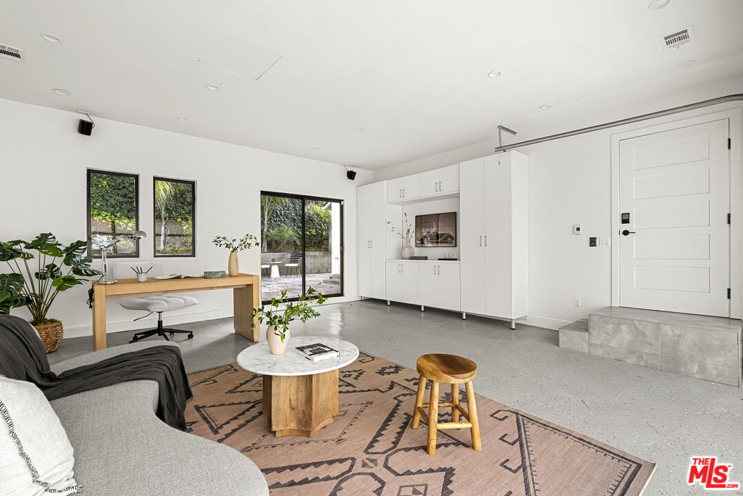 9782 Oak Pass Rd, Beverly Hills