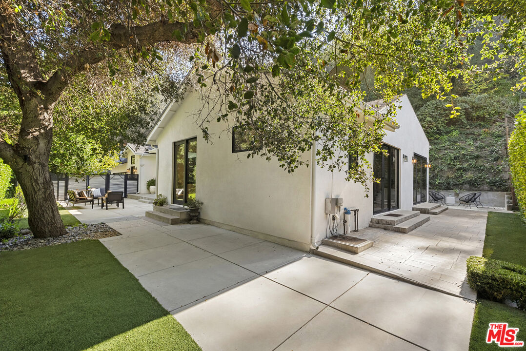 9782 Oak Pass Rd, Beverly Hills
