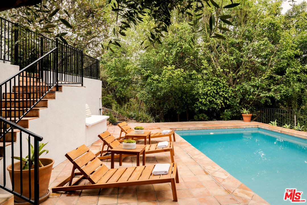 2745 La Cuesta Dr, Hollywood Hills