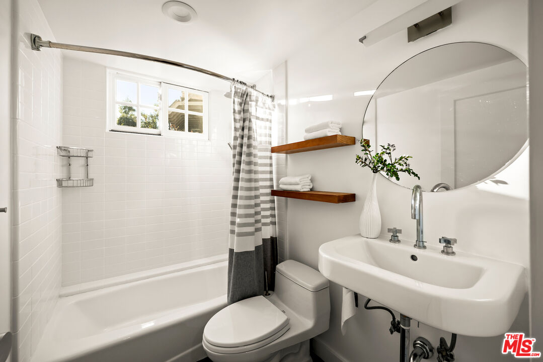 2745 La Cuesta Dr, Hollywood Hills