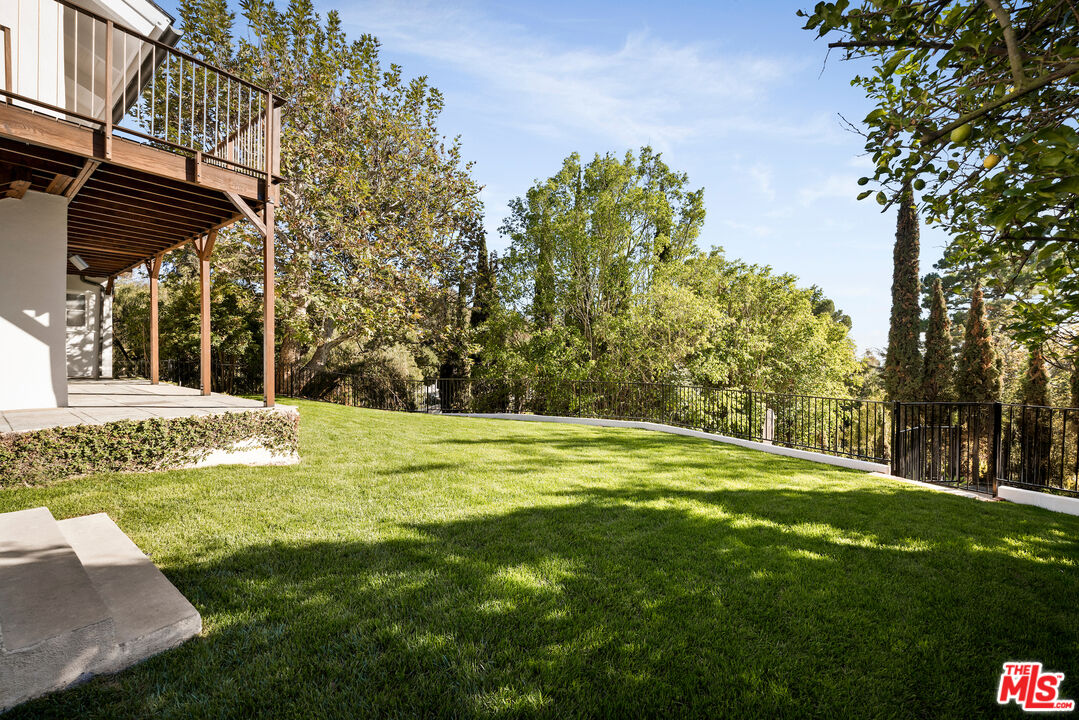 2745 La Cuesta Dr, Hollywood Hills