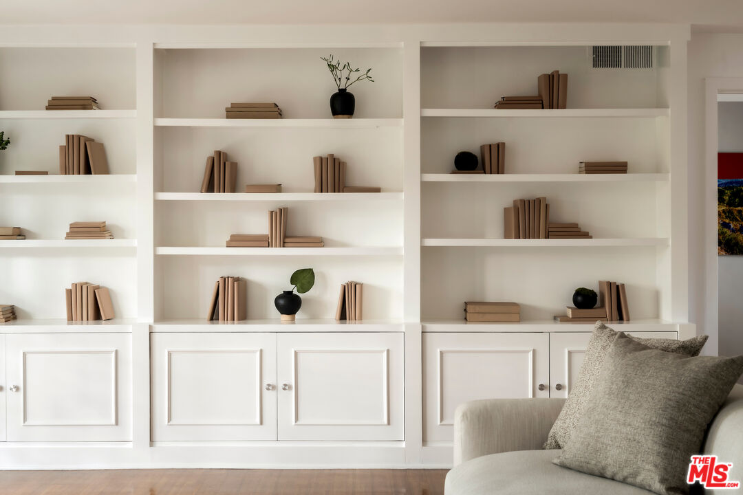 2745 La Cuesta Dr, Hollywood Hills