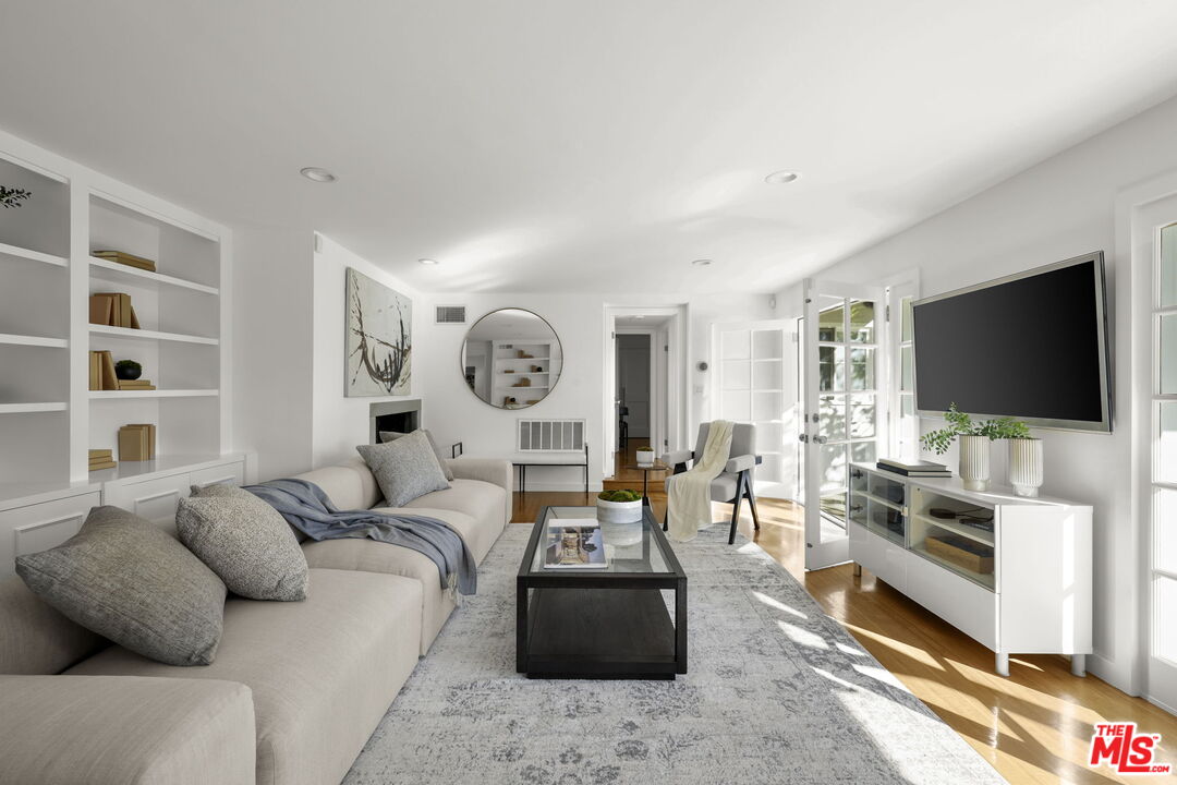 2745 La Cuesta Dr, Hollywood Hills