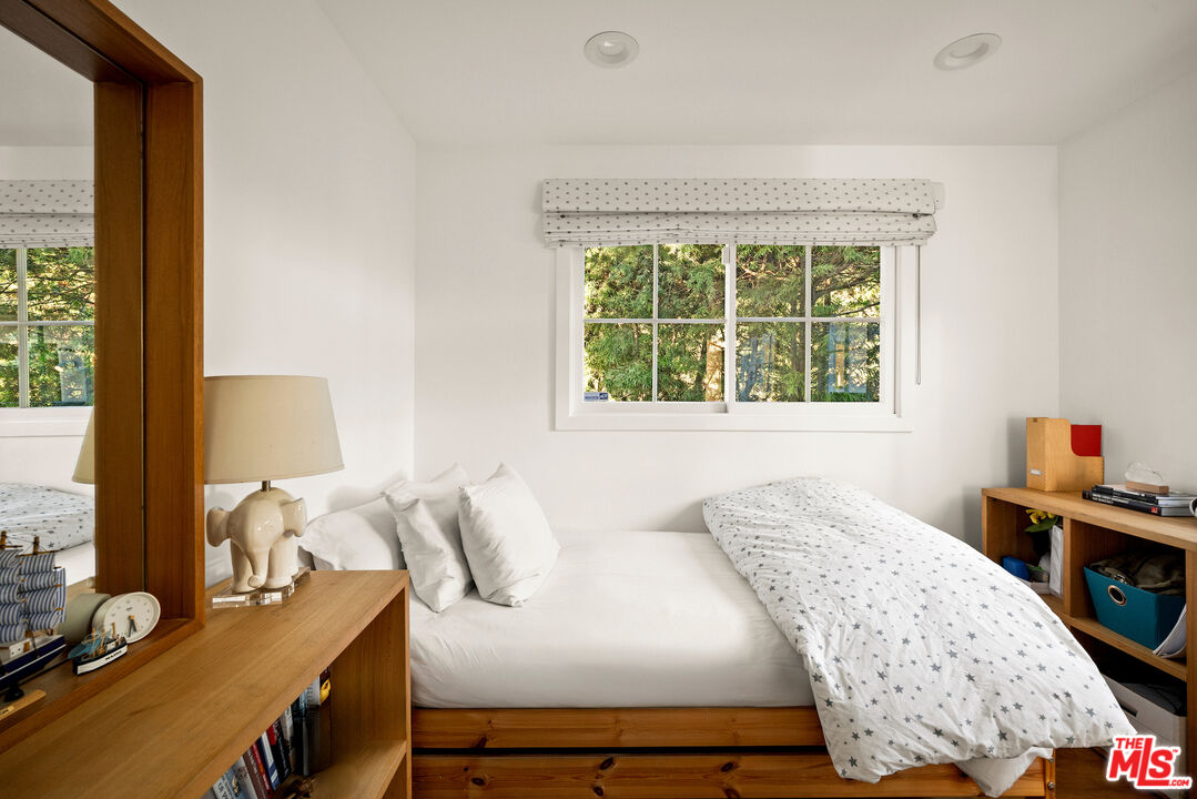 2745 La Cuesta Dr, Hollywood Hills