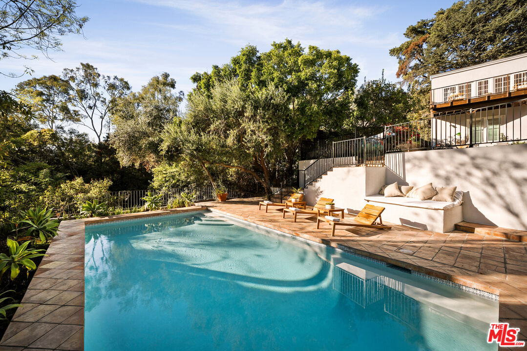 2745 La Cuesta Dr, Hollywood Hills