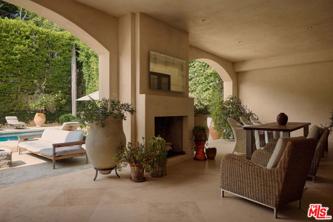 623 N Alta Dr, Beverly Hills