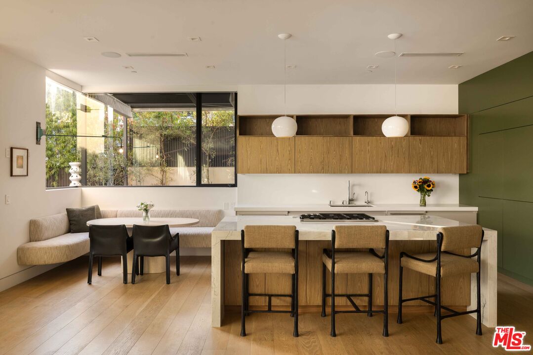 815 N Tigertail Rd, Brentwood 