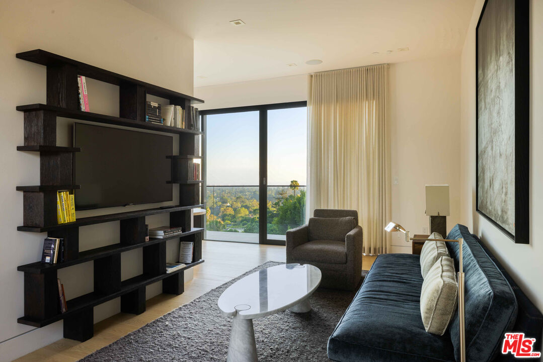 815 N Tigertail Rd, Brentwood 