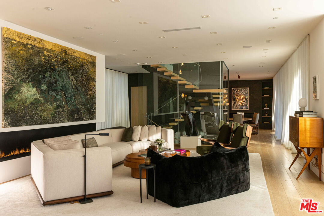 815 N Tigertail Rd, Brentwood 