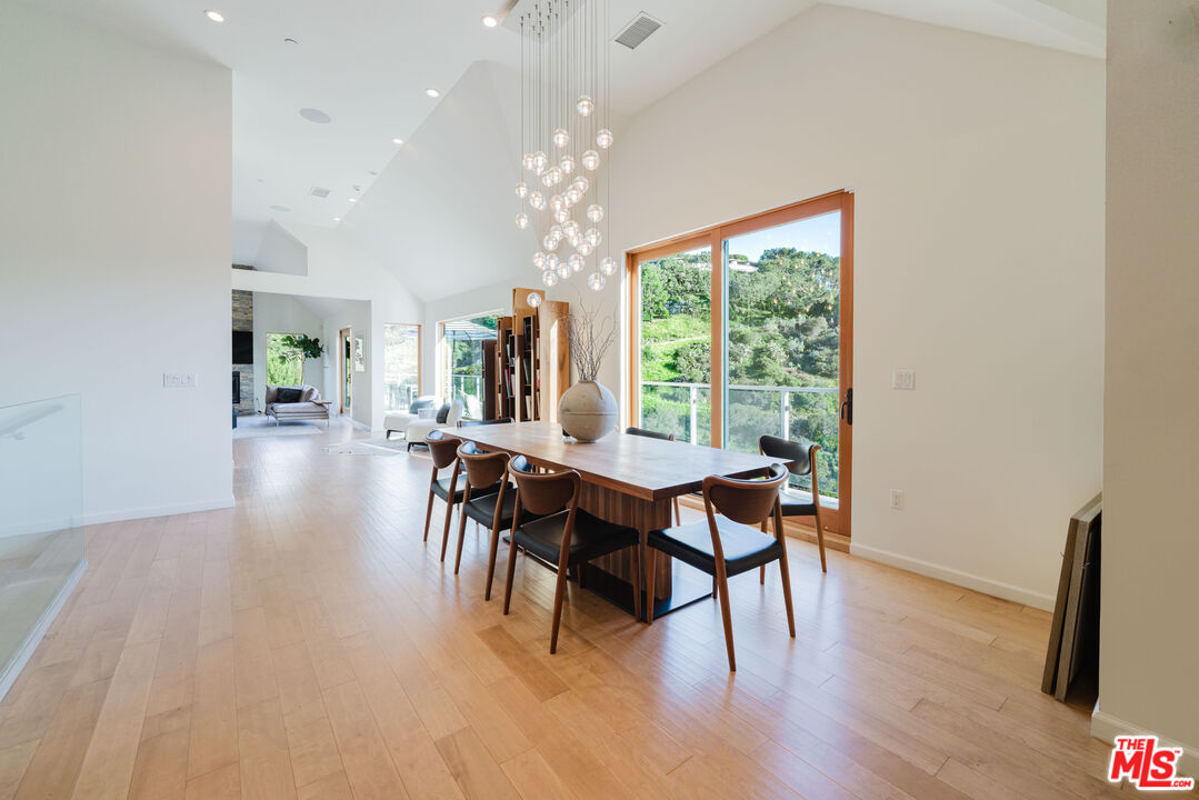 10110 Cielo Dr, Beverly Hills 