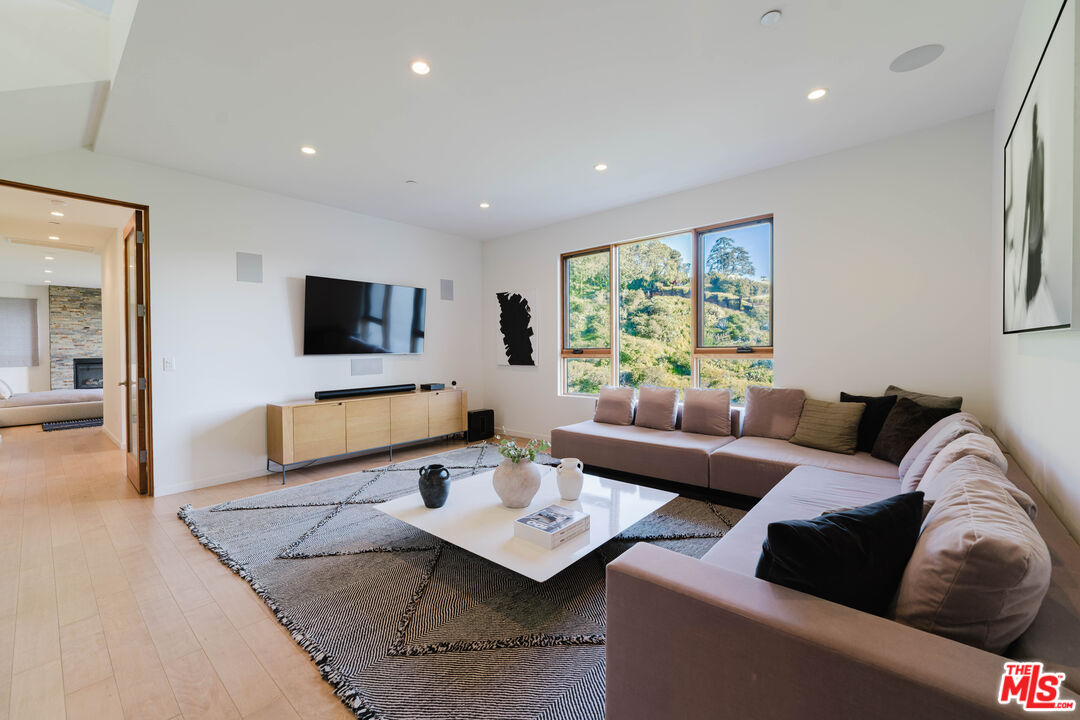 10110 Cielo Dr, Beverly Hills 