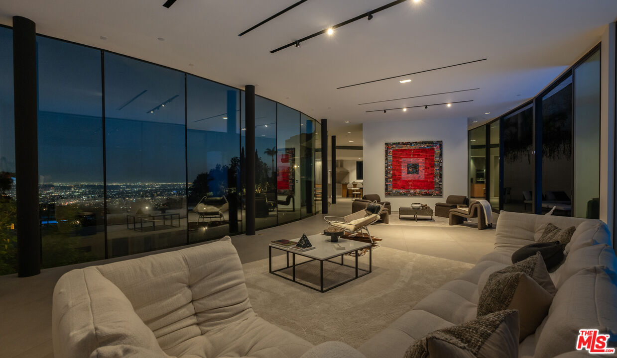 9277 Thrush Way, Sunset Strip