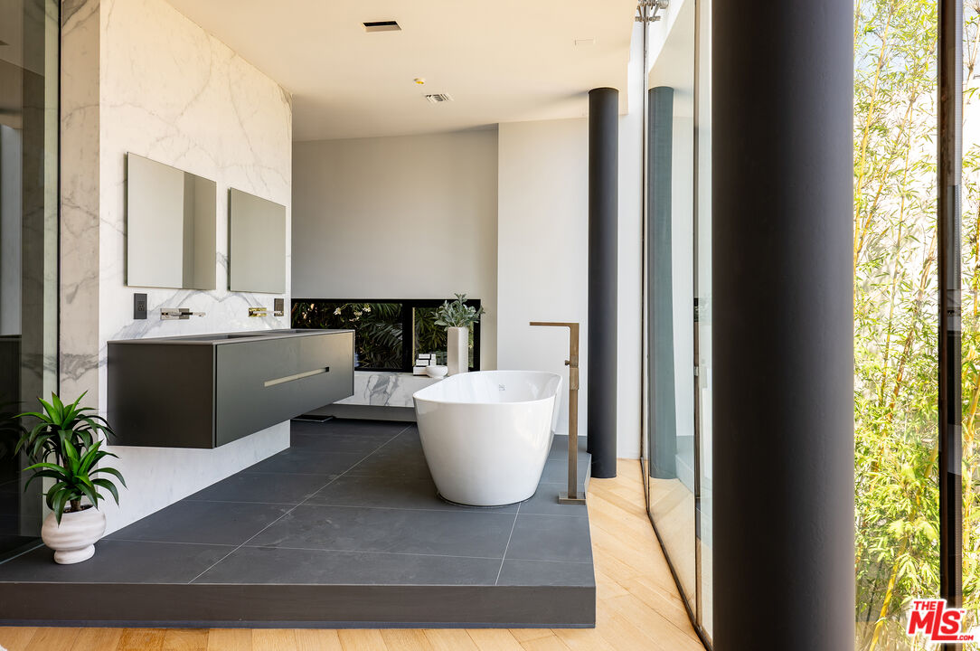 9277 Thrush Way, Sunset Strip