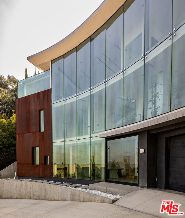 9277 Thrush Way, Sunset Strip