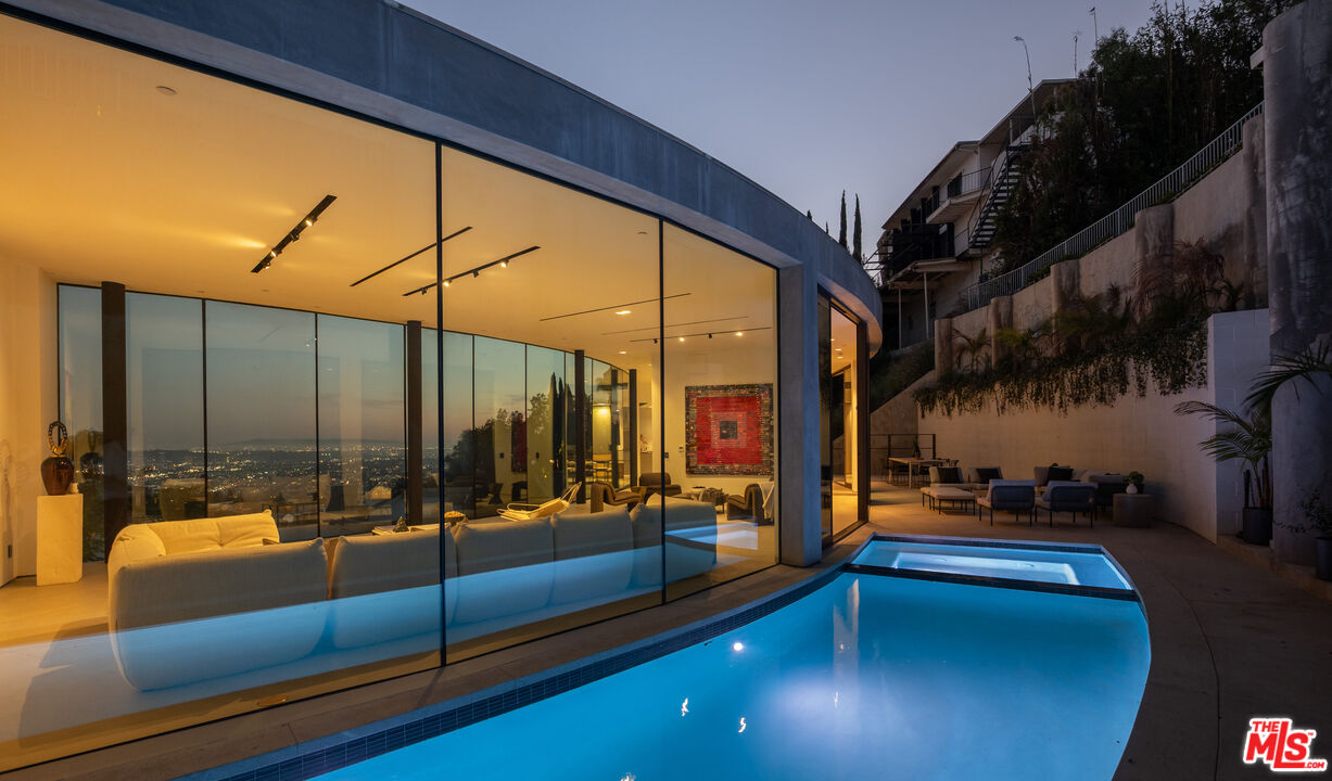 9277 Thrush Way, Sunset Strip