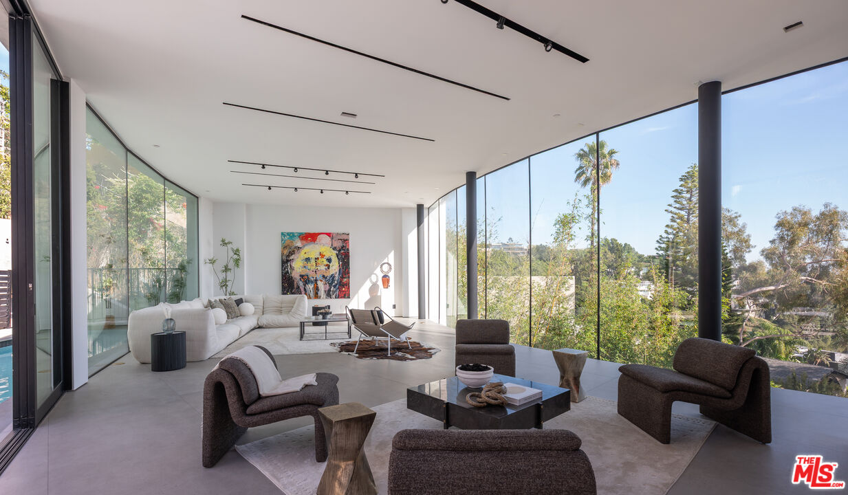 9277 Thrush Way, Sunset Strip