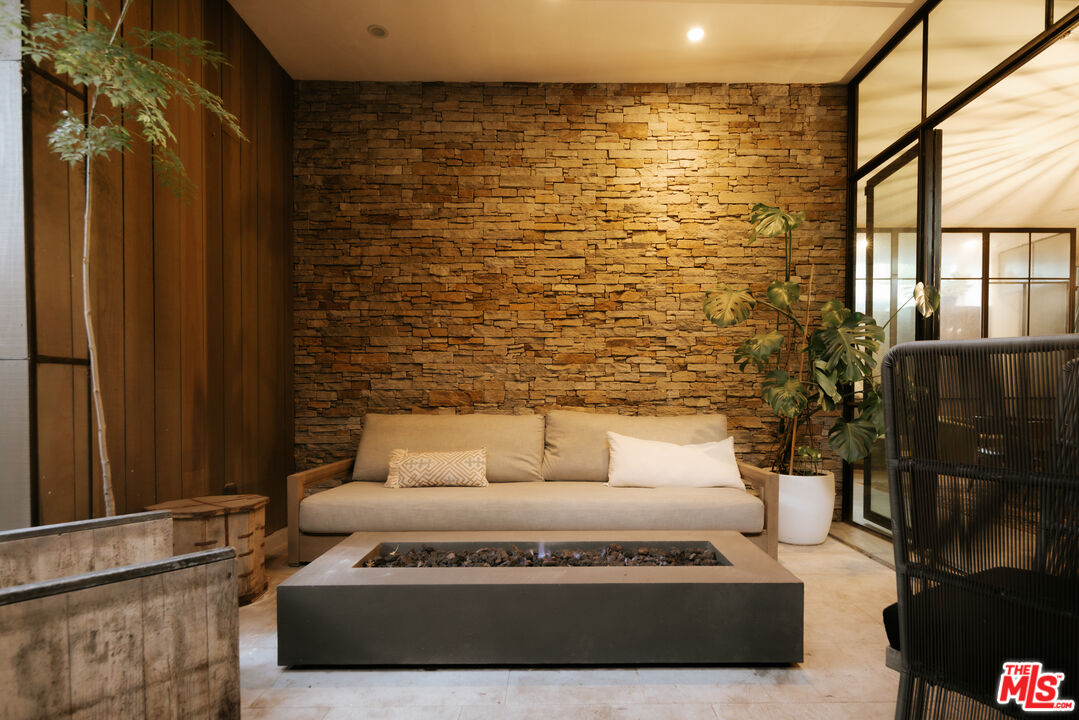 657 Milwood Ave, Venice 