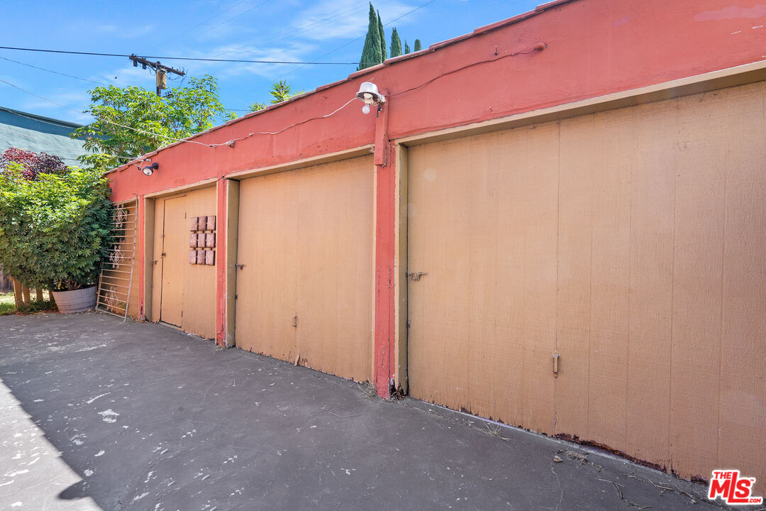 6086 Saturn St, Beverlywood