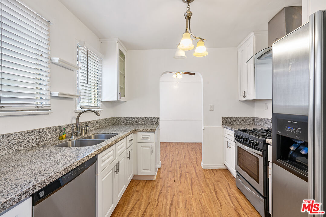 6086 Saturn St, Beverlywood