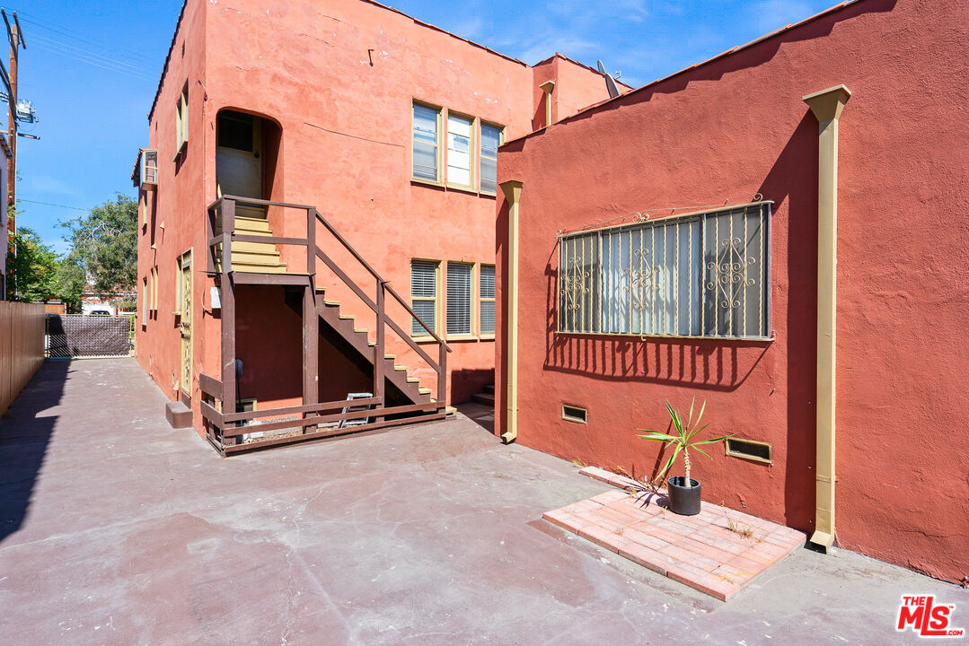 6086 Saturn St, Beverlywood