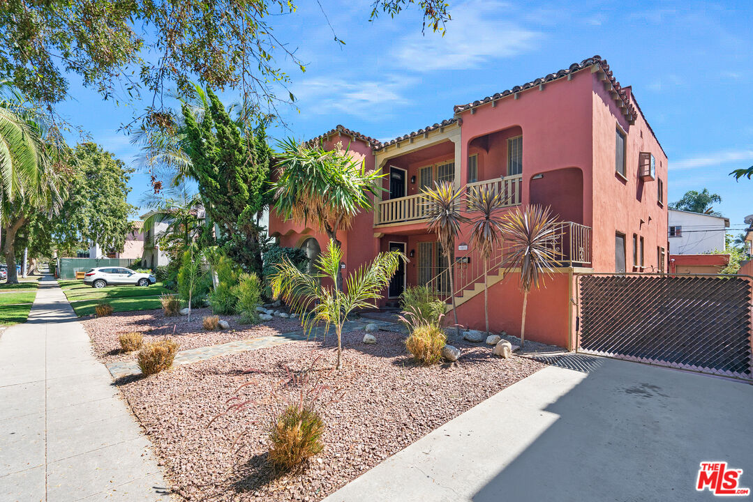 6086 Saturn St, Beverlywood