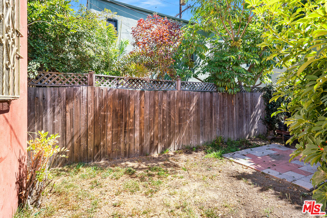 6086 Saturn St, Beverlywood