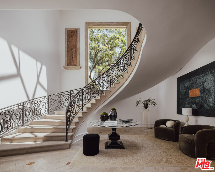 3364 Clerendon Rd, beverly hills