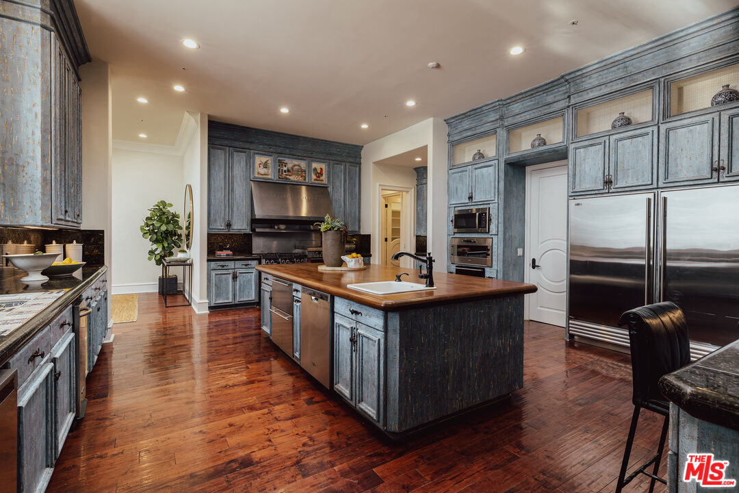 3364 Clerendon Rd, beverly hills