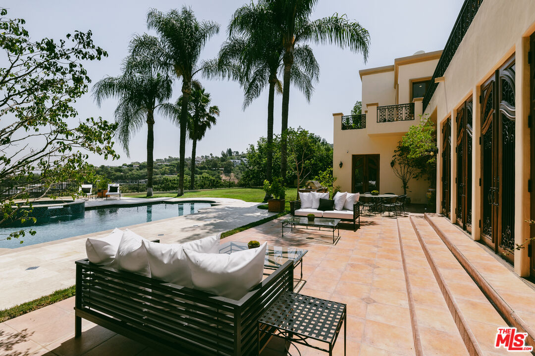 3364 Clerendon Rd, beverly hills