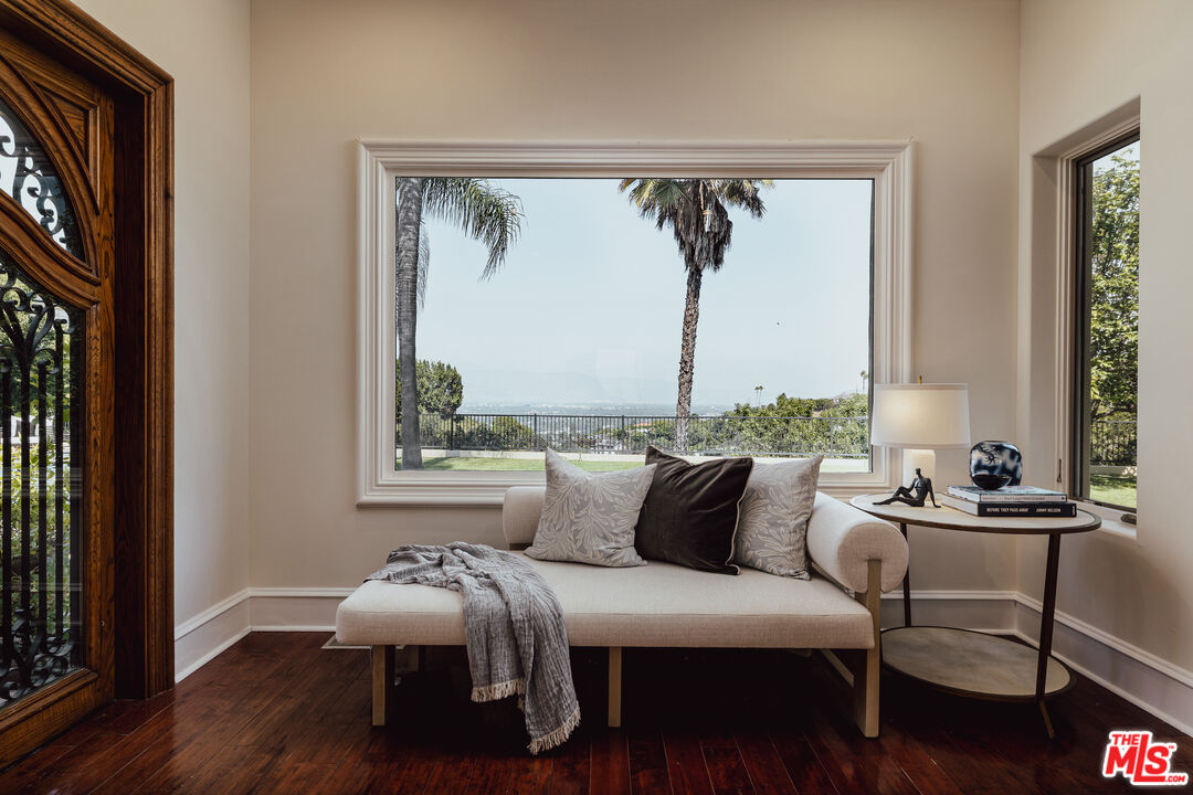 3364 Clerendon Rd, beverly hills