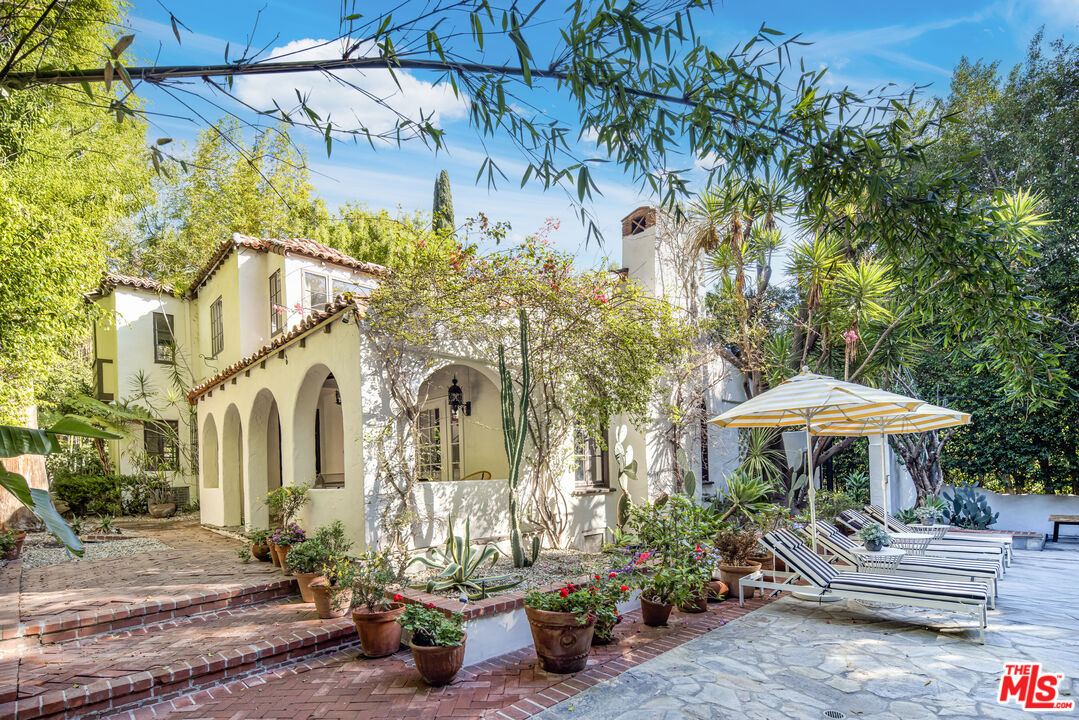 1135 Sunset Vale Ave, West Hollywood