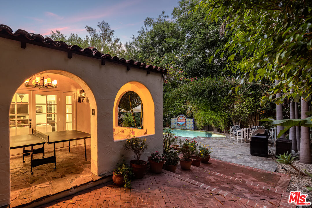 1135 Sunset Vale Ave, West Hollywood