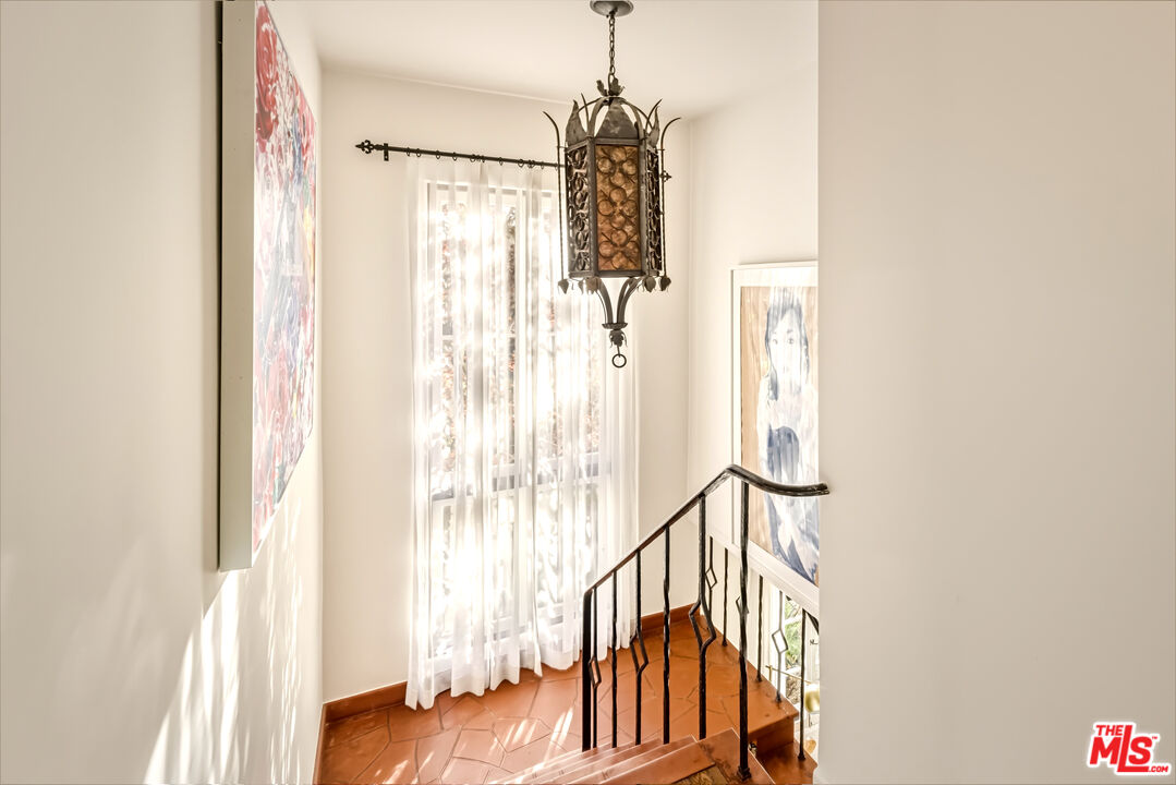 1135 Sunset Vale Ave, West Hollywood