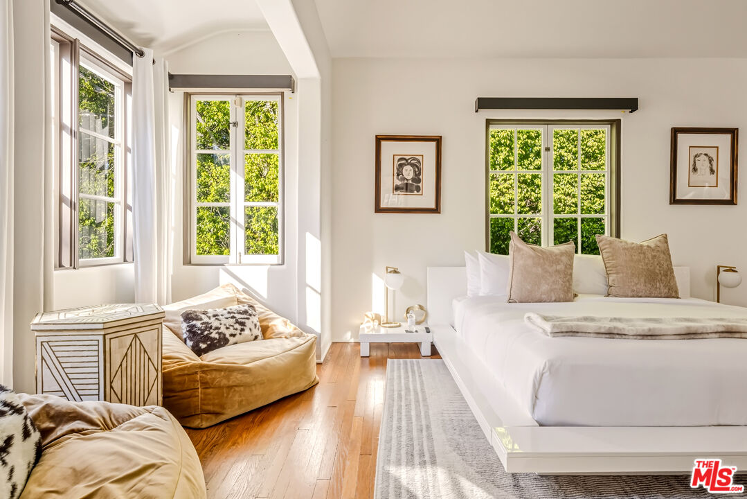 1135 Sunset Vale Ave, West Hollywood