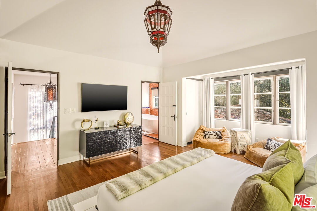 1135 Sunset Vale Ave, West Hollywood