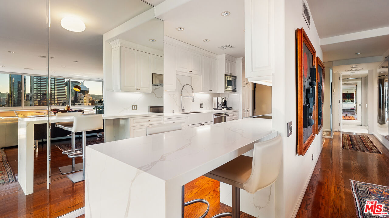 2220 Avenue Of The Stars Unit: 1802W