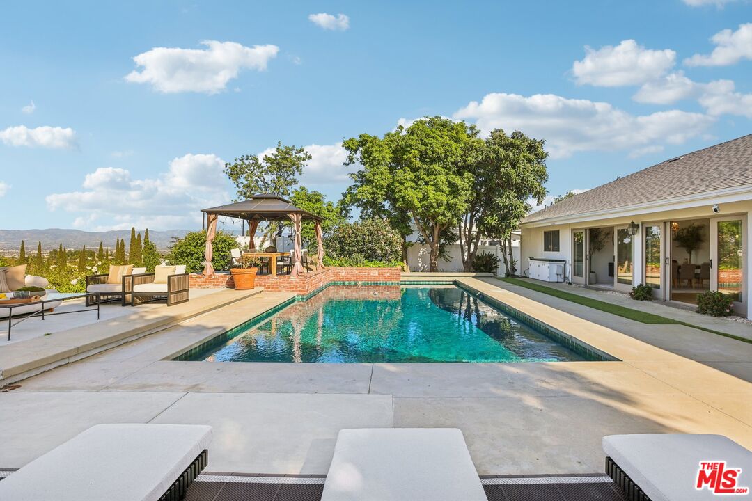 3328 Red Rose Dr, Encino