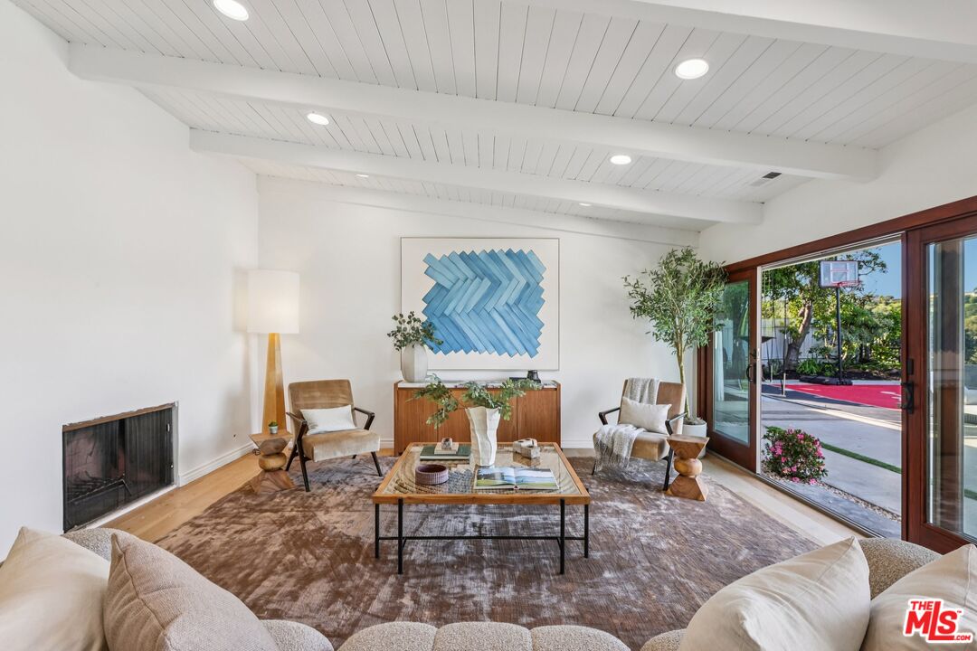 3328 Red Rose Dr, Encino