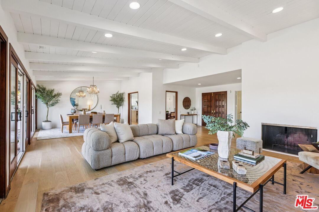 3328 Red Rose Dr, Encino