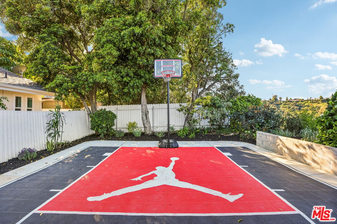 3328 Red Rose Dr, Encino