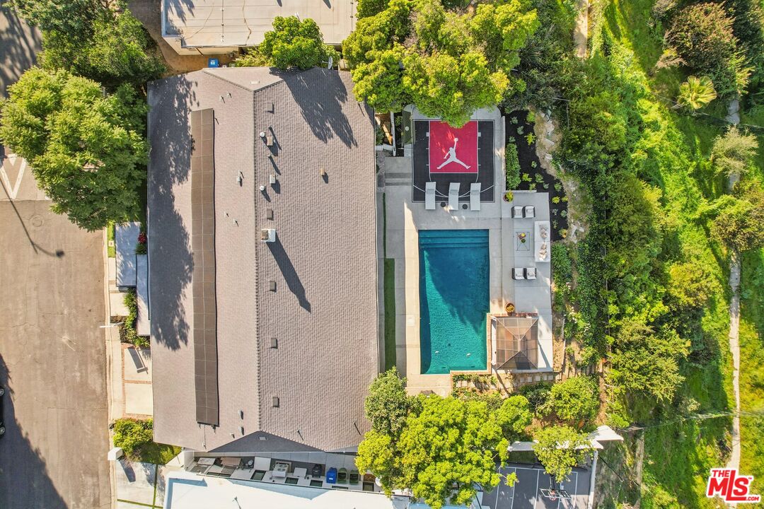 3328 Red Rose Dr, Encino